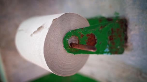 Toalettpapiret Roterer Veggmontering Tett Inntil Billig Tynt Toalettpapir Rusten Holder – stockvideo