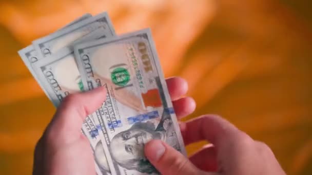 Tangan Menghitung Tumpukan Tagihan Seratus Dolar Close Pada Latar Belakang — Stok Video