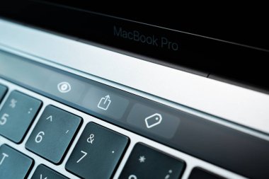 Kiev, Ukrayna - 9 Ağustos 2022: Dokunmatik Elma Macbook prodüksiyonu ile ilgili dosya kontrol düğmeleri. Hızlı görünüm, bayrak veya paylaşım