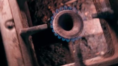 Yanan gazın dumanından kaynaklanan baş dönmesi. Kamera yanan gazın üzerinde döner. Acınacak haldeki ocağın ocağı. Mavi yakıtın yanması ve insan sağlığı üzerindeki etkisi.