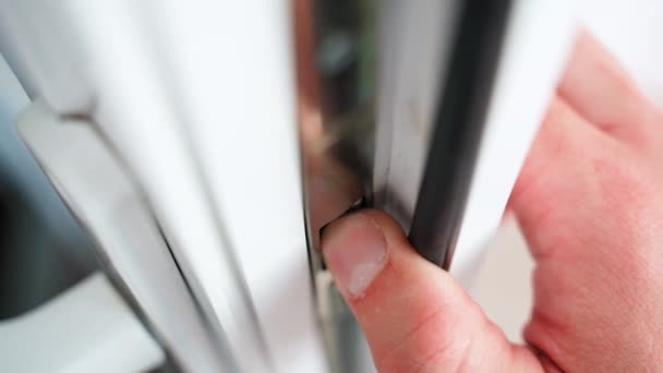 手指检查塑料门门锁锁销的弹簧机构 内门和外门配件的安装和调整 耐磨性和 — 图库视频影像
