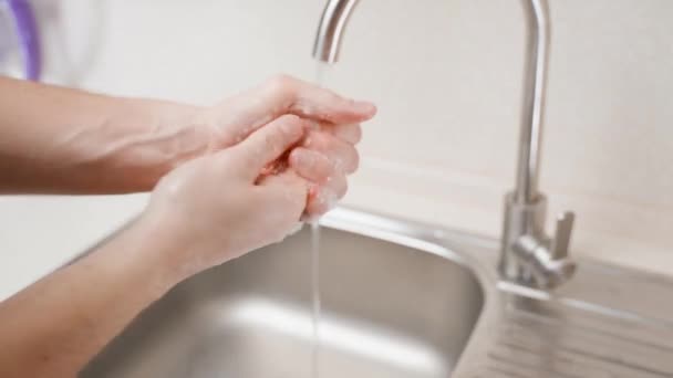 Een Jongeman Wast Zorgvuldig Zijn Handen Met Zeepwater Close Tegen — Stockvideo