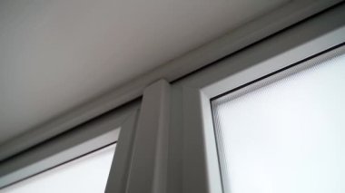 Karanlıkta plastik kapılı, opak camlı, çift camlı bir pencere. Plastik bir kutunun desenli penceresi. Pürüzsüz kamera hareketi. Beyaz ön kapılar. Yüksek kaliteli FullHD görüntüler