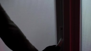 Gölgelerde bir adam arka kapıdan aceleyle çıkıyor. Polislerin yanıp sönen ışıkları geceleri camları donuk plastik kapılara yansıyor. Polis merkezinden kaçmak. Yüksek kalite 4k