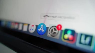 Kyiv, Ukrayna - 15 Eylül 2022: fare imleci Apple Macbook pro mac os 'taki uygulama mağaza simgesini seçip piyasaya sürdü. İşletim sisteminin uygulamaları ve abonelikleri için saklayın. Yazılım güncellemesi. Yüksek