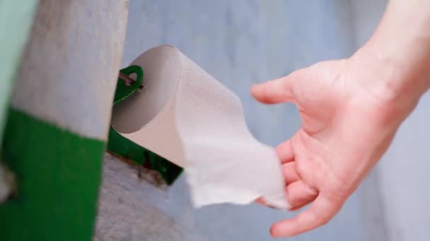 Uma Mão Puxa Papel Higiênico Rolo Suporte Papel Banheiro Rural — Vídeo de Stock