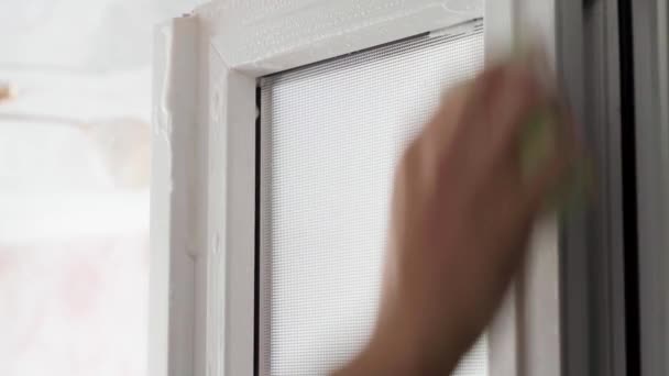 Une Main Lave Les Portes Plastique Avec Des Fenêtres Opaques — Video