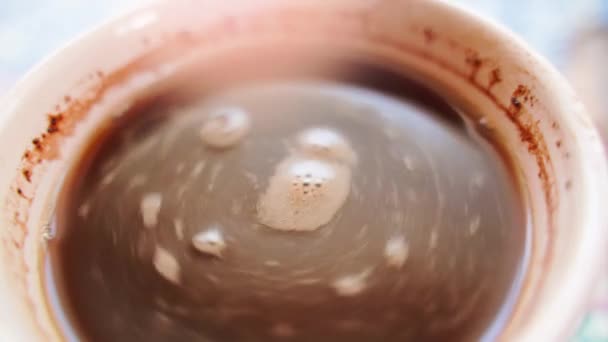 淹れたてのコーヒーがカップの中で渦を巻きます 黒の強い朝のコーヒーの泡 朝のルーチンの背景 高品質4K映像 — ストック動画