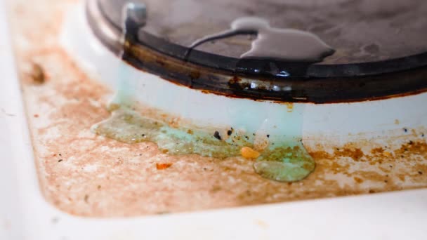 Электрическая Плита Белой Кухне Сильной Грязью Покрыта Сине Зеленым Гелеобразным — стоковое видео