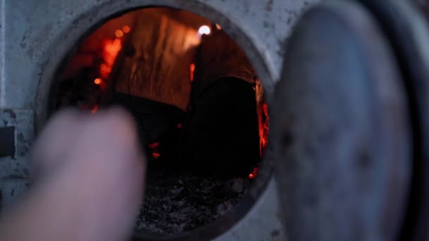 Mano Lanza Leña Horno Con Fuego Ardiente Para Calentar Habitación — Vídeo de stock