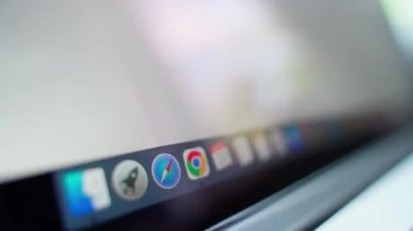 Kyiv, Ukrayna - 15 Eylül 2022: fare imleci Apple Macbook pro mac os üzerinden safari tarayıcı simgesi seçti ve fırlattı. İnternet sörfü tarayıcısı. Yüksek kalite 4k görüntü