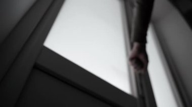 Adamın biri plastik bir kapıdan girer ve onu polis ışıklarıyla kapatır. Alt manzara. Yüksek kalite 4k görüntü