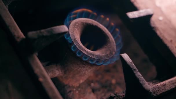 Combustion Gaz Naturel Vieille Cuisinière Rouillée Avec Flamme Bleue Gaz — Video