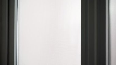 Bir adam plastik kapının mat penceresine yaklaştı ve kapıyı çaldı. Kapıyı yumrukluyor. Yüksek kalite 4k görüntü
