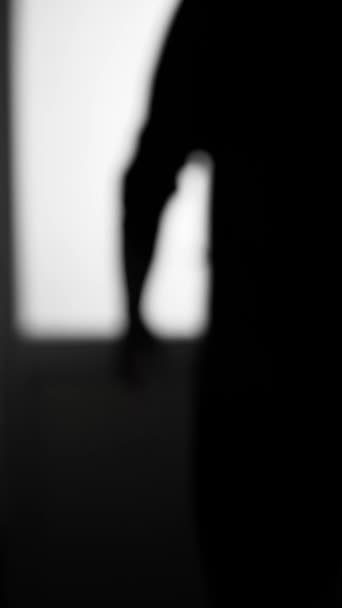 Фігура Чоловіка Виходить Через Двері Розмитому Вигляді Чорно Біле Вертикальне — стокове відео