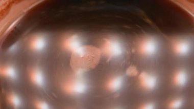 Yakın plan kahve fincanında taze kahve karışımı. Sabah kahvesi üzerine köpük. Sabah rutini. Yüksek kalite 4k görüntü