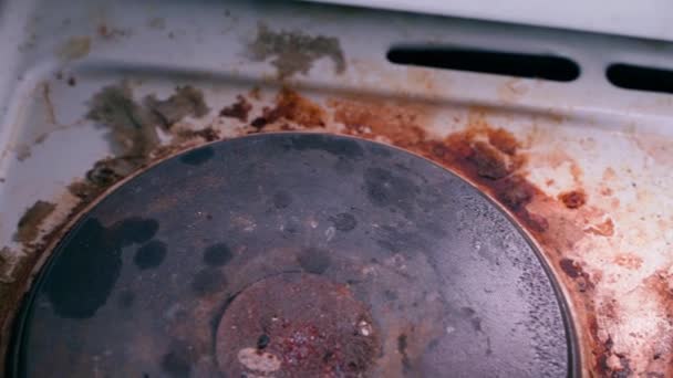 Yanmış Kaplamalı Eski Kirli Bir Elektrikli Mutfak Sobası Kıvrımlı Kirliliğe — Stok video