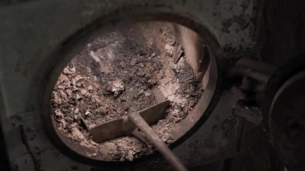 在烤箱中燃烧木柴后 用铁勺收集灰 从燃烧产品中清除木炉 在取暖时清除燃烧的煤 在花园中重复使用灰 — 图库视频影像