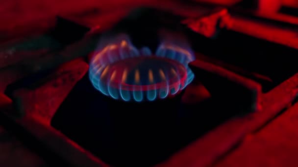Knipperende Alarmlichten Brandend Gas Met Een Blauwe Vlam Een Oude — Stockvideo