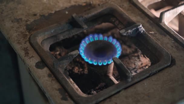 Gasbrander Van Een Oude Keukenkachel Met Brandende Gasclose Beweging Langzame — Stockvideo