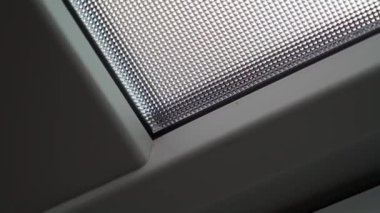 Karanlıkta plastik kapılı, opak camlı, çift camlı bir pencere. Plastik bir kutunun desenli penceresi. Pürüzsüz kamera hareketi. Beyaz ön kapılar. Yüksek kaliteli FullHD görüntüler