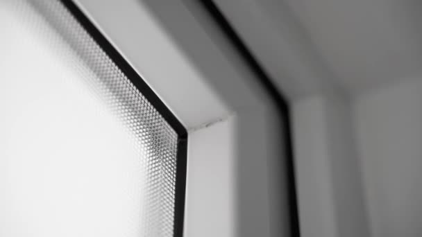 Dubbelglasat Fönster Plastdörr Med Ogenomskinligt Glas Närbild Mörker Texturerat Fönster — Stockvideo
