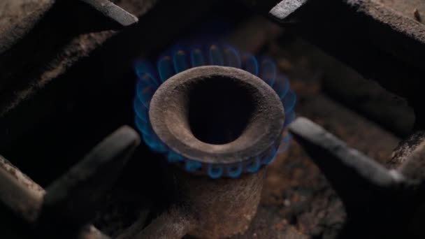 Combustível Azul Queima Queimador Velho Desarrumado Fogão Cozinha Close Aquecimento — Vídeo de Stock