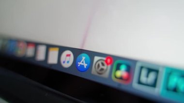 Kyiv, Ukrayna - 15 Eylül 2022: fare imleci Apple Macbook pro mac os ve lansmanlarında uygulama mağaza simgesi seçti. Program ve uygulamalara abonelikleri indirme ve satın alma hizmeti. Yakın plan