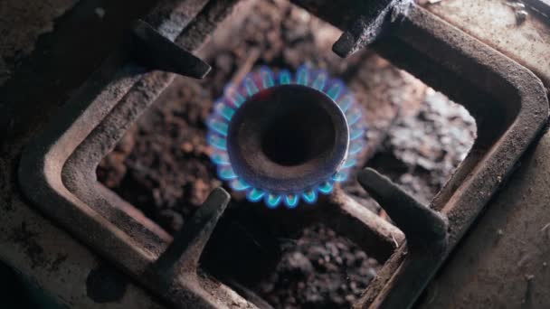 Pembakaran Gas Alam Kompor Dapur Tua Berkarat Dengan Api Biru — Stok Video