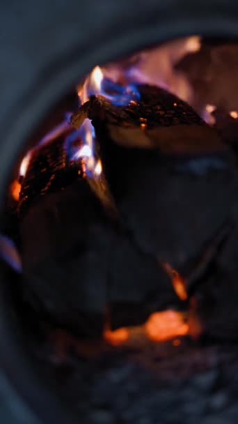 ストーブの中で薪を燃やすのクローズアップ垂直ビデオ 固体燃料ボイラーで火災 高品質のフルHd映像 — ストック動画