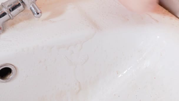 Ręka Piankową Gąbką Myje Powierzchnię Białego Ceramicznego Zlewu Bliska Wysokiej — Wideo stockowe