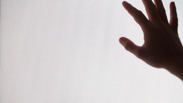 Mão Desliza Para Baixo Vidro Branco Close Imagens Alta Qualidade — Vídeo de Stock