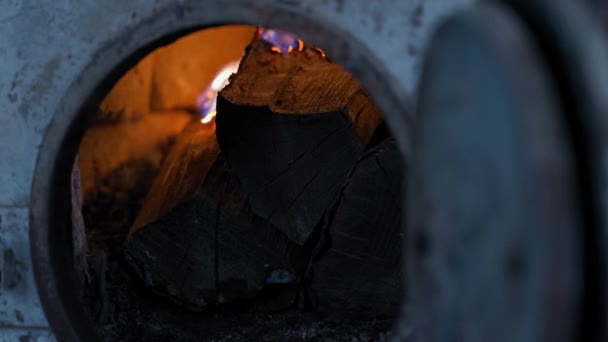 暖炉の近くで大気中の燃焼火災 冬に木を燃やす 高品質4K映像 — ストック動画