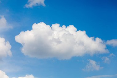 Mavi gökyüzünde beyaz bulutlar.