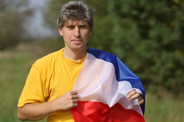 Σημαία Γαλλίας Στον Ώμο Ενός Άνδρα — Φωτογραφία Αρχείου