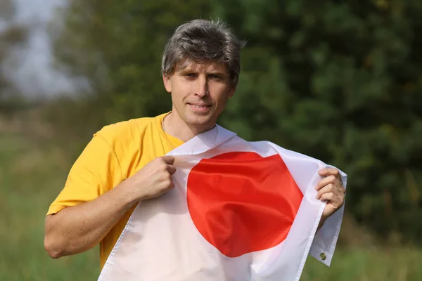 Σημαία Της Ιαπωνίας Στα Χέρια Ενός Άνδρα Καυκάσιας Φυλής — Φωτογραφία Αρχείου