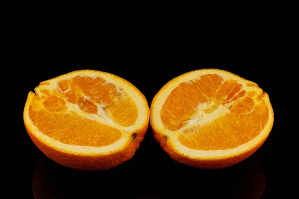 Laranja Cortada Sobre Fundo Preto — Fotografia de Stock