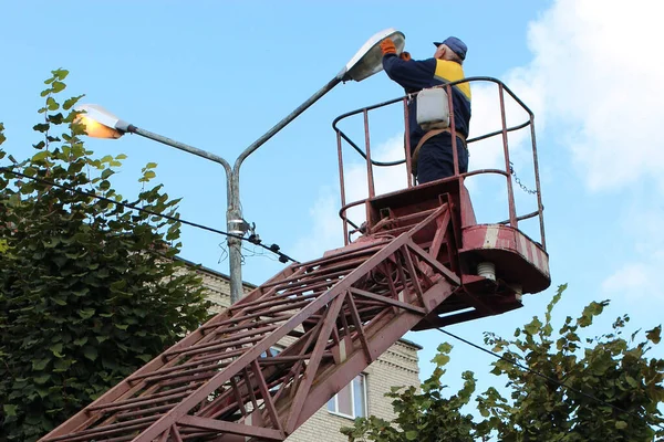 Employee Replaces Street Lamp — 图库照片