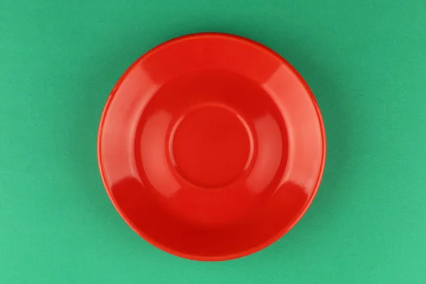 Red Empty Plate Green Background Minimalism — Zdjęcie stockowe