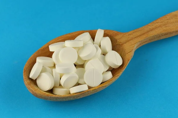 Белые Лекарства Круглые Таблетки Ложке — стоковое фото