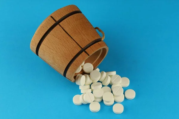 Белые Медицинские Круглые Таблетки Деревянной Бочке — стоковое фото