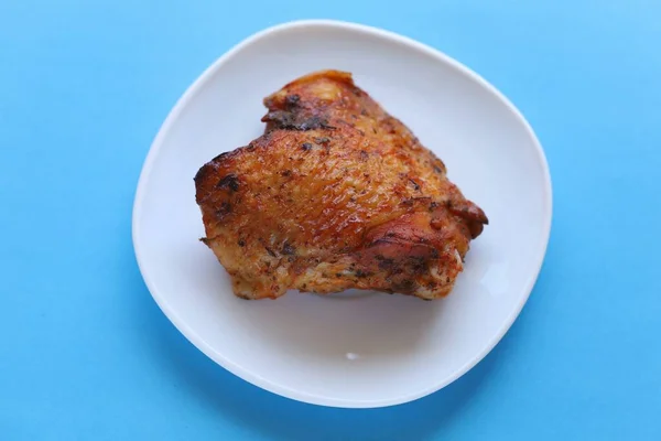 Ένα Κομμάτι Ψητό Και Τηγανητό Κοτόπουλο Ένα Πιάτο — Φωτογραφία Αρχείου