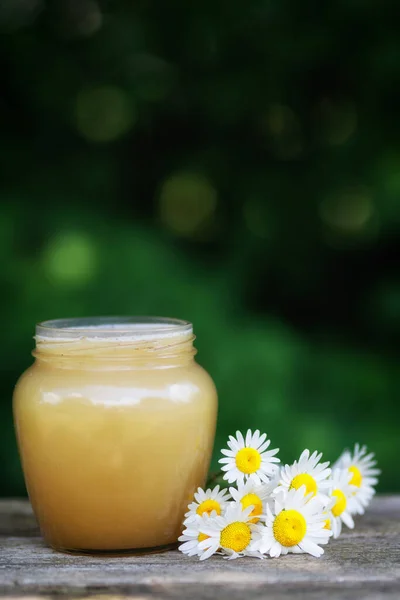 Μέλι Ένα Βάζο Στο Πέρασμα — Φωτογραφία Αρχείου