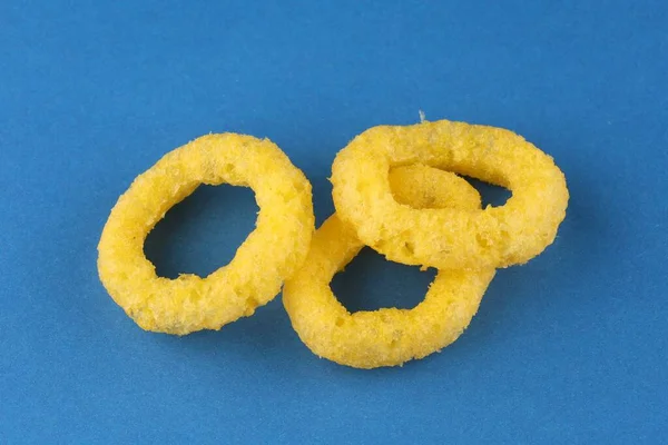 Corn Rings Yellow Snacks Blue Background — Fotografia de Stock