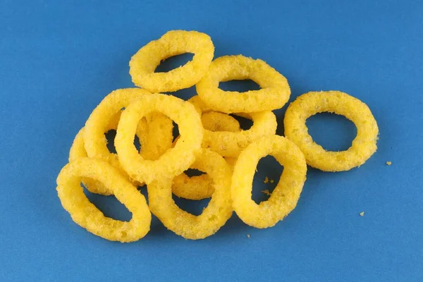 Corn Rings Yellow Snacks Blue Background — Foto de Stock