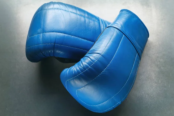 Blue Boxing Gloves Concrete — Stockfoto