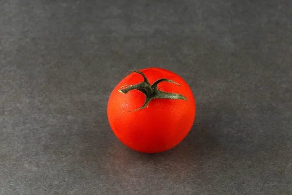 One Red Tomato Gray Background — Stockfoto