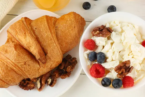 Croissant Breakfast Cheese Berries Nuts Hearty Healthy Food — Fotografia de Stock