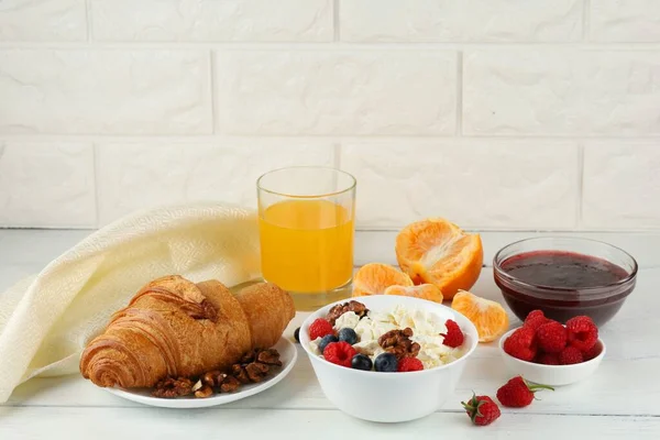 Croissant Breakfast Cheese Berries Nuts Hearty Healthy Food — Stok fotoğraf