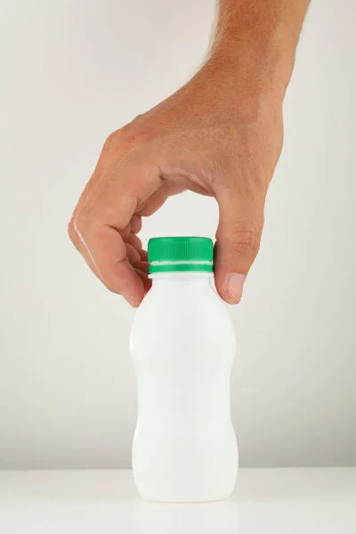 Μπουκαλάκι Πλαστικό Λευκό Στο Χέρι — Φωτογραφία Αρχείου
